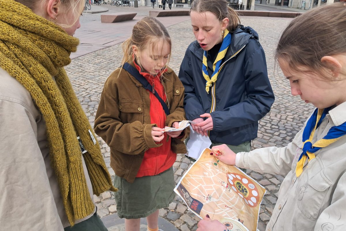 jongeren spelen het erfgoedspel Tijdstorm