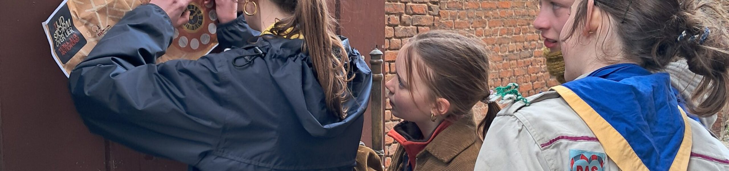 jongeren spelen erfgoedspel Tijdstorm